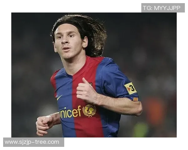 足球巨星璀璨之路：从青涩少年到全球偶像的成长历程